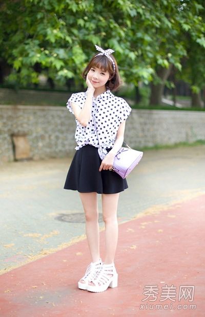 夏季服装的流行元素正在流行:点缀的花朵