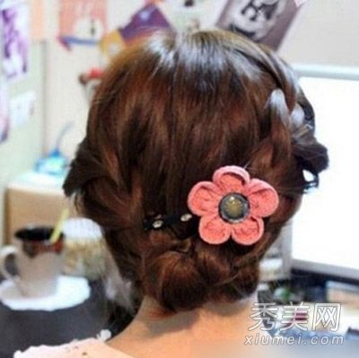 简单的韩式发饰教程辫子的发饰优雅迷人。