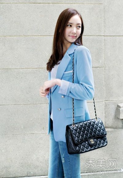 西装、裙子和裤子的搭配技巧都很时尚。