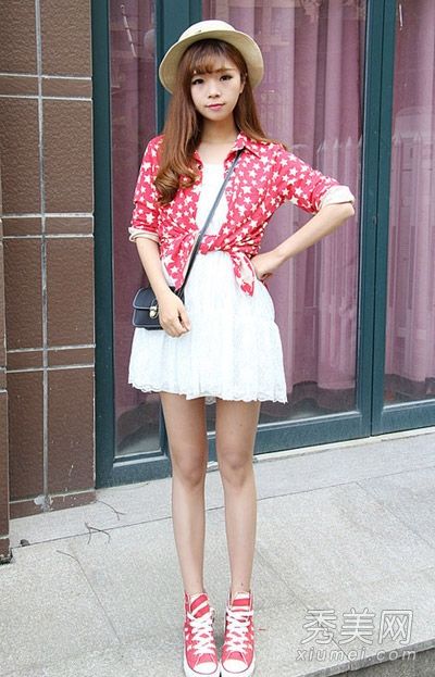 衬衫与裙子和裤子打结展示小蛮腰的新方法