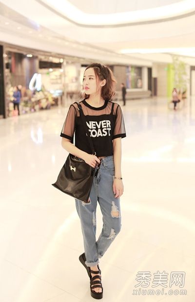 牛仔裤上有洞的t恤性感帅气诱惑你