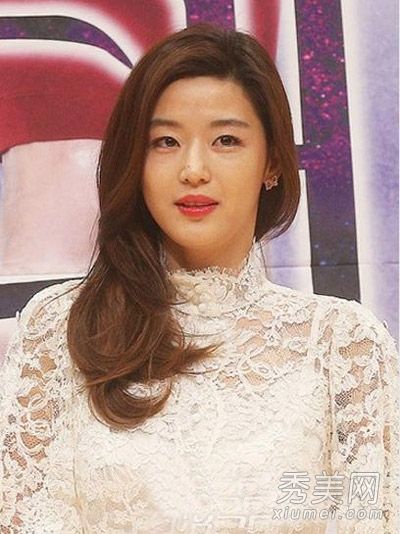全智贤·宋茜·尤纳女演员在情人节展示胜利发型