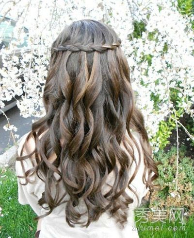 街上留着最漂亮长发的女孩必须学法国瀑布做头发。