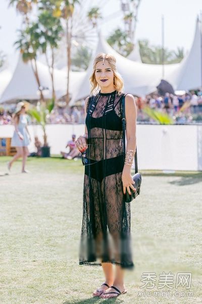 最性感的事情是在透明的渔网里穿黑色比基尼。