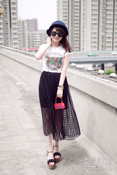 如何将包与裙子和裤子搭配是一种时尚。