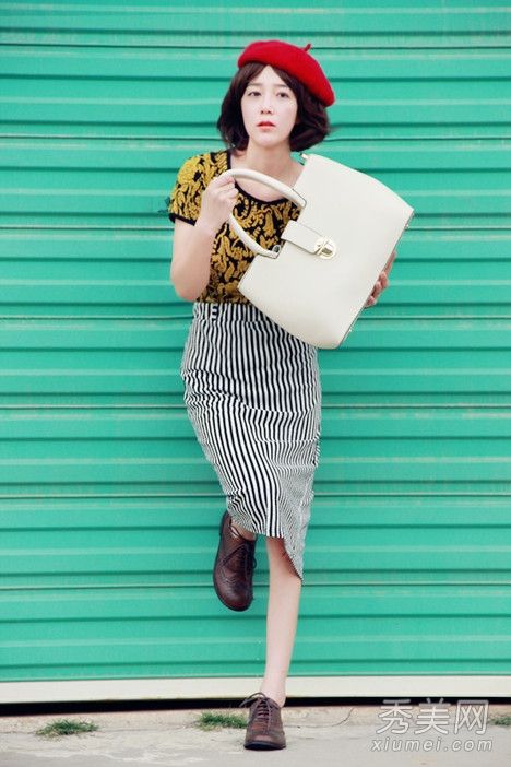 中等长度的马裤裙和t恤，打造纤细的腰部和紧致的臀部，打造完美身材