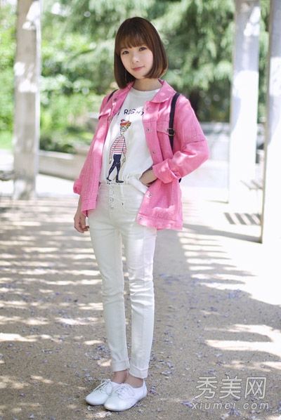 当花开的季节,粉红色的春装是温柔的,桃花被巧妙地安排。