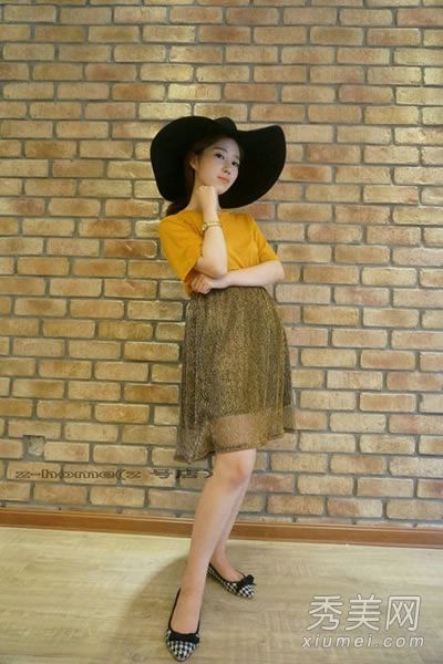 今年夏天流行的时尚服装透明服装吸收更多的阳光。