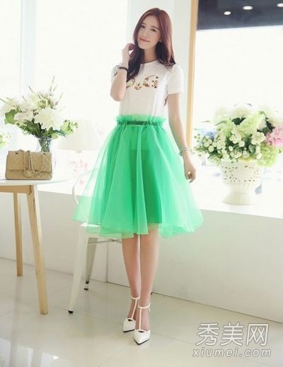 带网眼的短袖t恤和甜美风格的彭彭裙