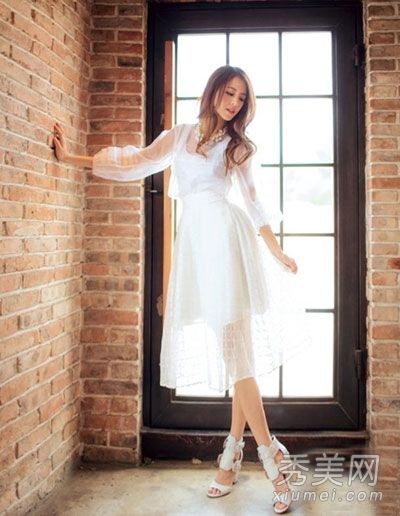 白色蕾丝裙展现透视诱惑、纯美和性感