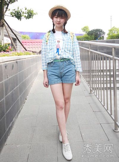 卡通t恤是最通用的，配裙子和裤子都很可爱，可以减少年龄