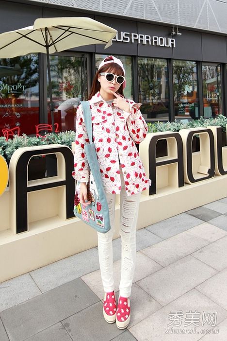 浅色休闲服与糖果色帆布鞋搭配最引人注目的“身材”