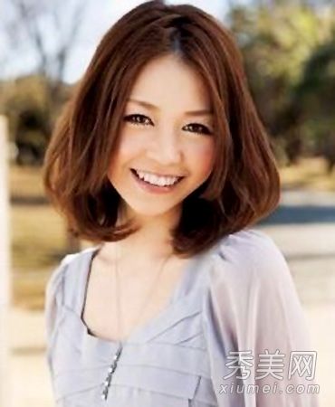 中间有刘海的最瘦的脸推荐8种中间有梨花头的发型。