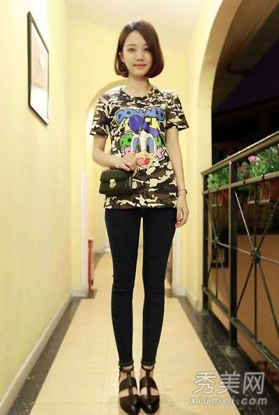 迷彩t恤裤子或裙子在四月流行起来