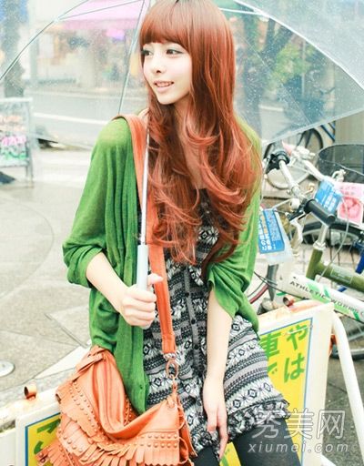 针织夹克和裙子