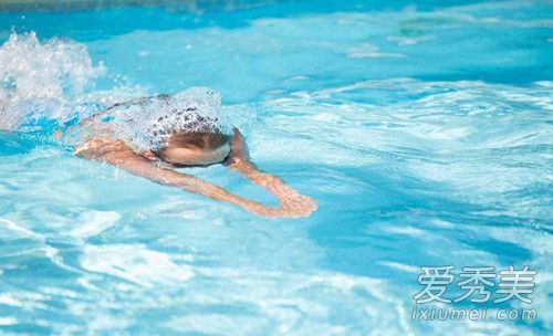 游泳时可以戴胸贴吗?胸贴能代替内衣吗?