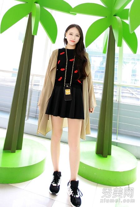 春天结束时,你需要一件薄风衣和一件t恤来保持舒适。