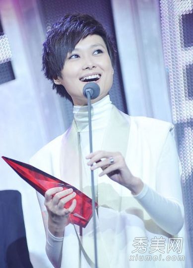 音乐电视超级典礼春哥的妆容看起来英俊迷人