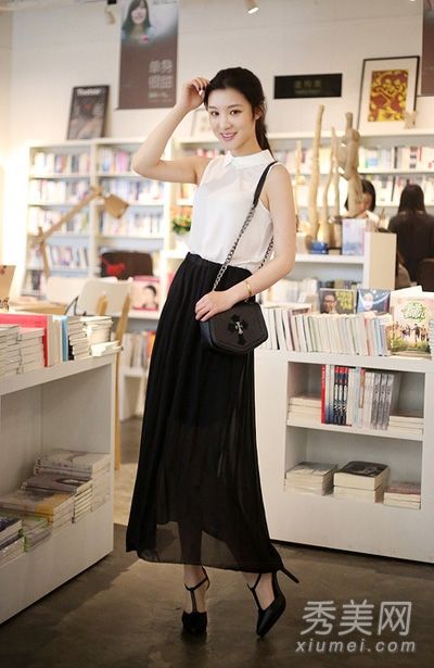 女士们喜欢像名人一样优雅的尖头鞋和连衣裙。