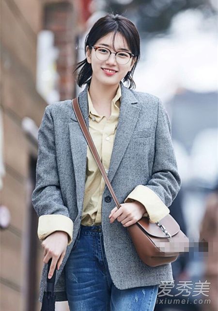 睡觉的时候,秀芝南弘珠推出了同一个包包品牌