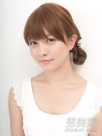 如何把一个好看的发髻绑在花玉米头的侧面是超级可爱的