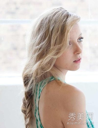 森丰裕固边的头发清新而富有风格。