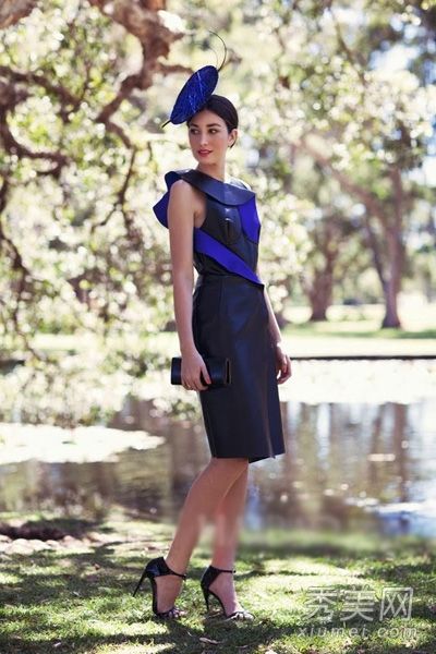 紧身连衣裙是最薄的,配以高跟鞋和优雅的女士风格。