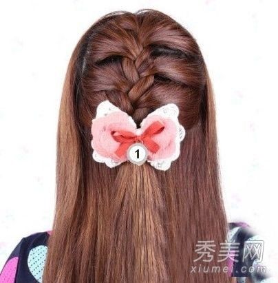 韩国蝎子辫子编织图形蝴蝶结半绑头发，以吸收眼睛