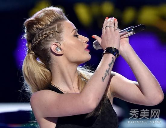 马尾搭配美美摇滚女孩最喜欢的发型