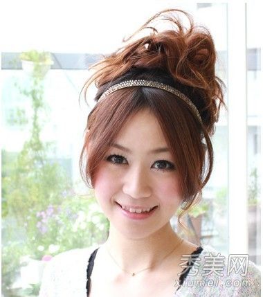 7派对首选发型搭配甜美大方的着装