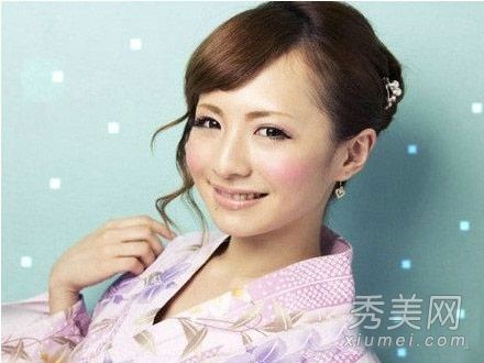 樱花必不可少的发型装订方法插画发饰装饰的头发更加醒目