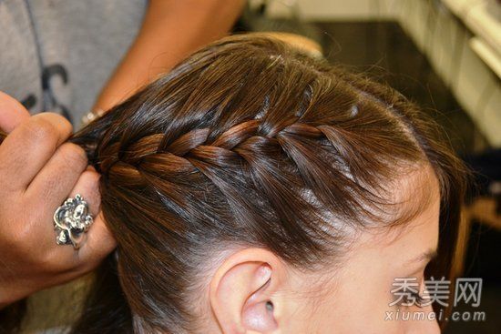 美丽新娘的精致盘发有五个步骤