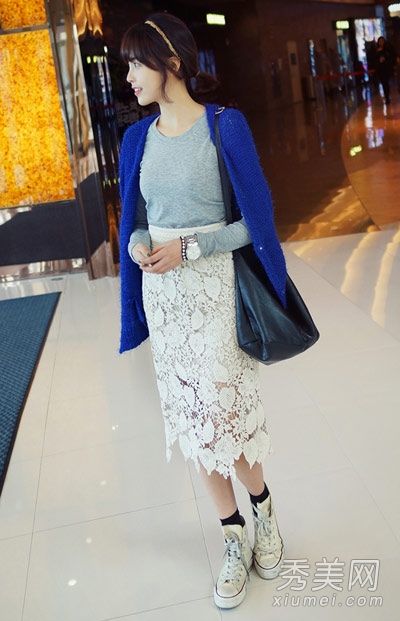 如何在春天穿针织开衫配裙子非常漂亮。
