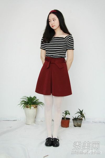 弱化的海军条纹衬衫配短裙变得更年轻。