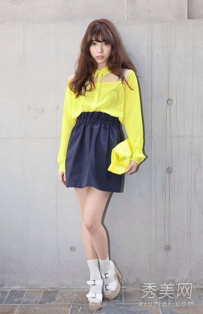 衬衫塞进裙子里，小的那个MM很高。