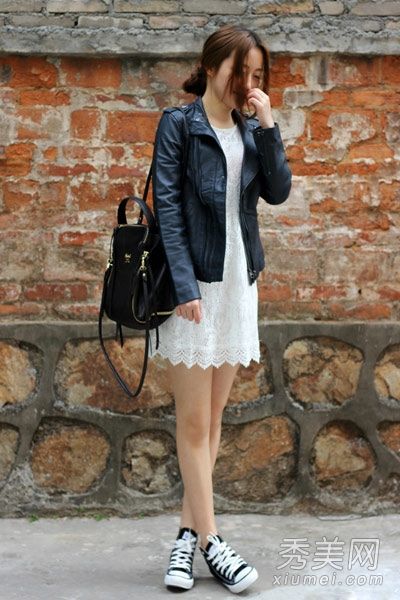 皮革外套，搭配连衣裙和时髦的女人