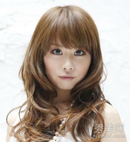 2012年的卷发潮是对时尚外国风格和风格的一次伟大探索