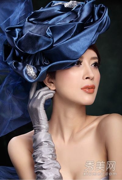 冬天的化妆品不能与蜂蜜粉分开来使你的脸变得明亮。