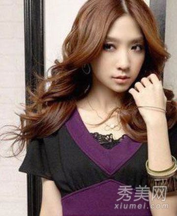 卷曲的头发被推荐为10种最好的瘦脸发型