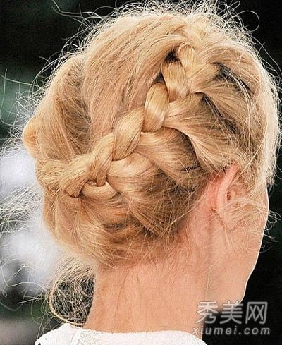 凤尾蕨创造性的编织方法表明,单根头发非常清爽。
