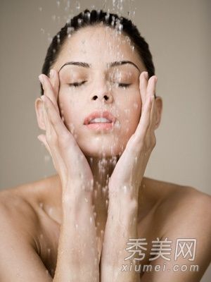 遵循4个保养习惯，获得白皙、年轻和良好的皮肤