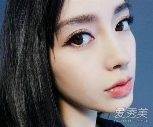 宝宝化妆后的自画像显示不是整容手术,而是阴谋。