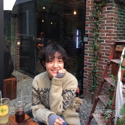 从ins判断，你不能放弃颜色、风格或气质的任何突然变化。