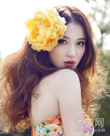 2012浪漫卷发烫发图片清新自然花朵迷人