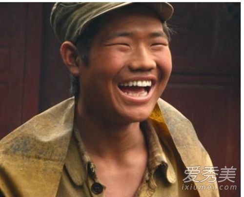 加齐是肌肉的化身。为什么男星不是红色的?