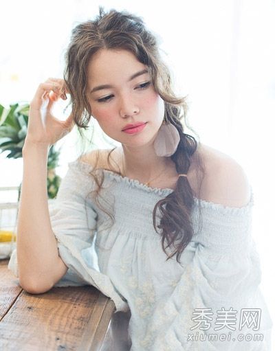 新公司夏季不规则的长卷发凸显了森女的气质。