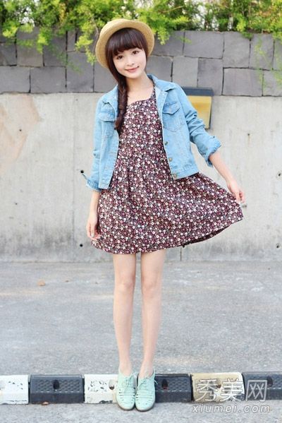 薄外套与印花裙子搭配