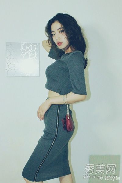 夹克配有马裤裙，打造出纤细的臀部S型身材。