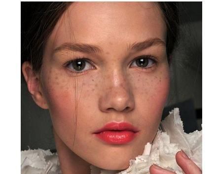 如何避免产后面部斑块和妊娠期斑块