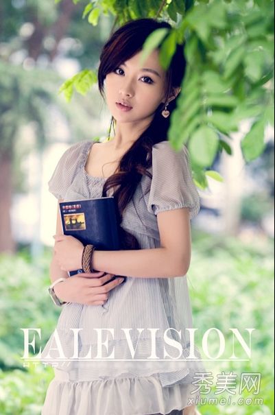 眼影与水和温柔的红唇化妆创造文学风格